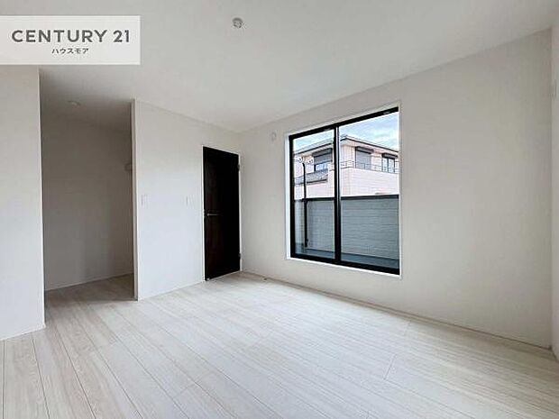 バルコニーに面した洋室。優しい光が差し込む洋室は、朝の目覚めも気持ちが良さそうですね。おうち時間もゆったりと過ごすことができます。