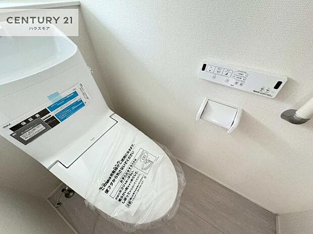 1・2階にトイレがございます！朝の忙しい時間帯も待たずにすみそうですね。白を基調とした清潔感のあるトイレでお手入れがしやすいです！