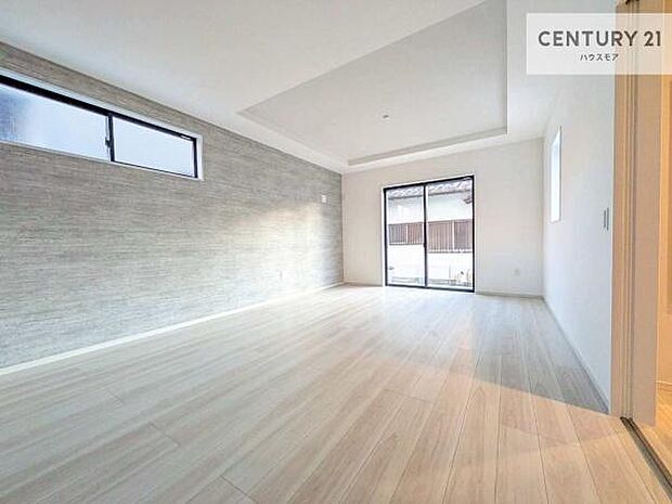 大きな窓からたっぷりの陽ざしが入る明るいリビング。開放感のあるリビングで家族団らんのくつろぎの時間を過ごせます。