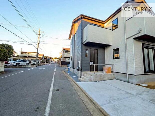 前面道路5.5ｍ×8ｍ！陽当り良好な立地です。車庫入れが苦手な方も安心ですね。