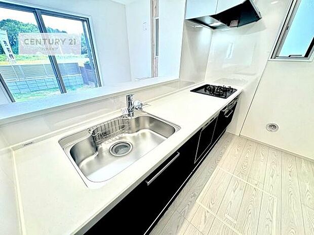 大人気の対面式システムキッチンを採用しています！ご家族のコミュニケーションが自然と増える設計です。お子様にも目が届くので嬉しいですね。収納力もあります！