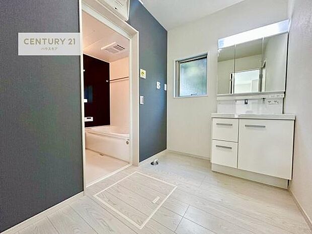 小窓付きの明るい洗面室です！湿気もすぐに入れ替えができて清潔に保つことができます！自然光が差し込むのでお化粧の仕上がりも良くなりますね！