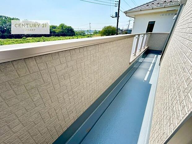 広々としているバルコニーです！お洗濯物を干すのはもちろん風に当たりながらくつろぎタイムが送れます！