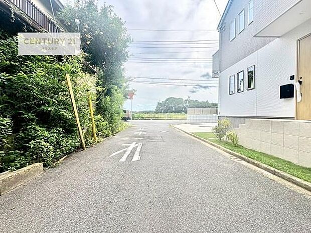 前面道路5ｍ×12ｍ！陽当り良好な立地です。車庫入れが苦手な方も安心ですね。