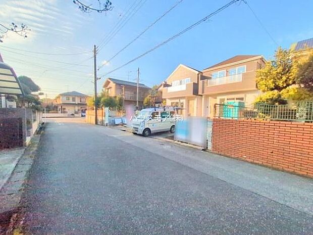 前面道路は6ｍ！陽当り良好な立地です。車庫入れが苦手な方も安心ですね。