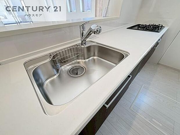 ワイドなシンクですね！水が跳ねにくく洗物がしやすい家事が楽々仕様のシステムキッチンです！デザイン性と機能性を兼ねたキッチンで清潔感がありますね！（同仕様）
