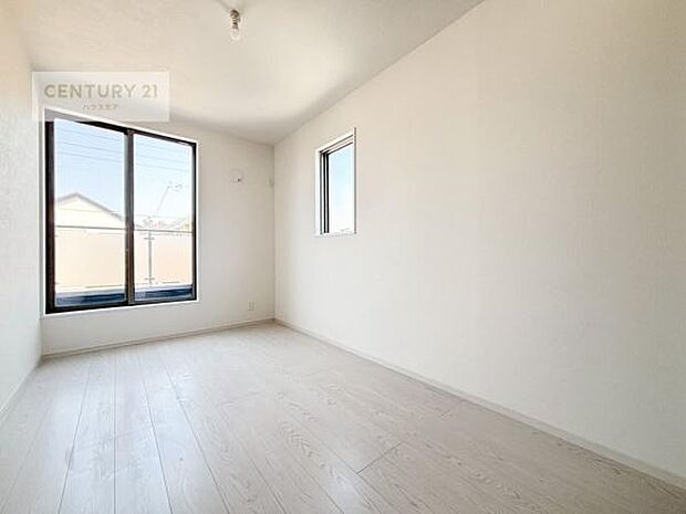 2面採光を確保した明るい室内は、風通しも良く、明るく大変居心地の良い空間となっております。リラックスして過ごせる心地の良いお部屋です！朝の目覚めがスッキリしますね！（同仕様）