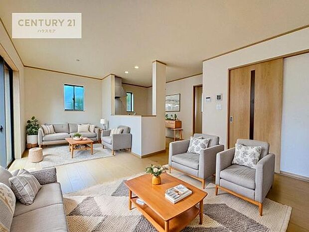 家具はCGパースです。開放感のある広々LDK！ソファーやダイニングテーブルを置いても窮屈にならないので快適に過ごせます！コミュニケーションが取りやすいリビングです！