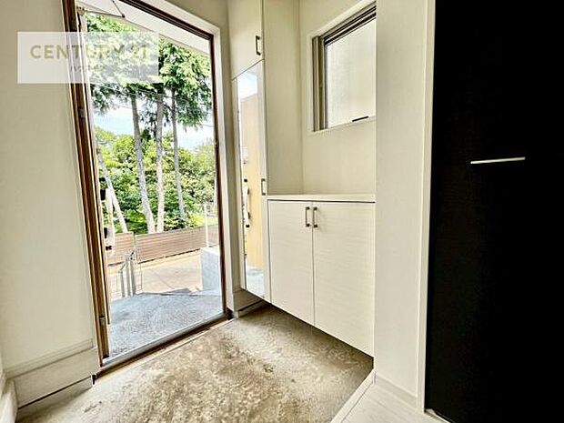 シューズボックス付きなので、玄関が片付きお掃除がしやすいです！スッキリした玄関で戸を開けた瞬間、清潔感のある心地いい空間が出迎えてくれます。