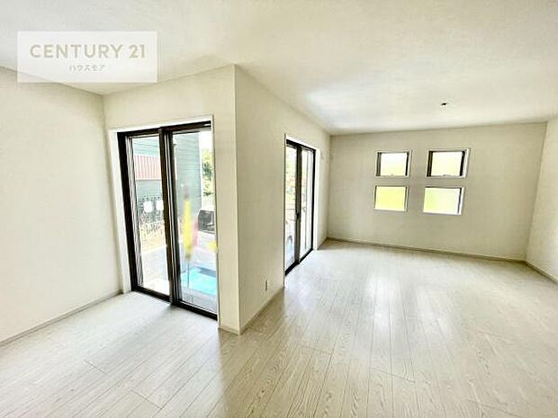 大きな窓からたっぷりの陽ざしが入る明るいリビング。開放感のあるリビングで家族団らんのくつろぎの時間を過ごせます。