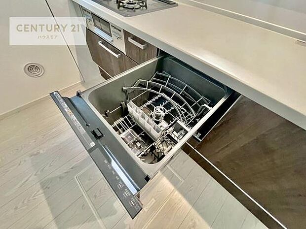 食洗機付き！忙しい時や冬場は手荒れ防止として大活躍します！ビルトイン仕様なので、場所も取らず調理スペースも広く使えて手際よく作業が出来ます！