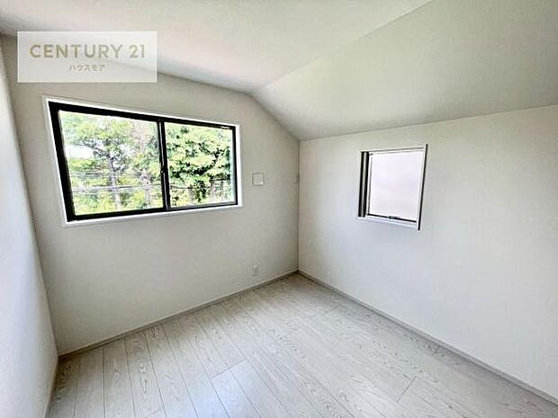 掃き出し窓がないお部屋は、お子様のお部屋としても安心です！収納スペースも充実しているので散らかったお部屋をサッと片付けられます！