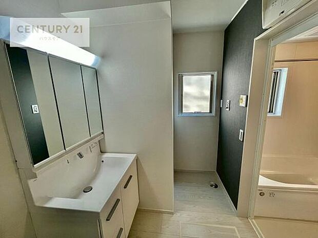 三面鏡仕様の洗面所は、身だしなみがしやすい造り！裏は収納になっています。ドライヤーやお化粧道具を片付けられるので洗面台周りをスッキリと見せることが出来ます！