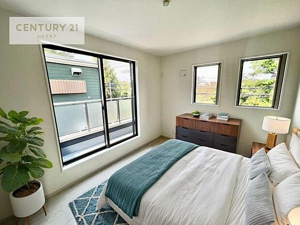 家具はCGパースです。バルコニーに面した洋室。優しい光が差し込む洋室は、朝の目覚めも気持ちが良さそうですね。おうち時間もゆったりと過ごすことができます。