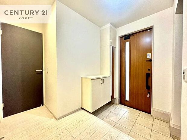 疲れて帰ってきても、ただいま！を言いたくなる、優しく迎え入れてくれる空間になっています。明るく温もり溢れる玄関です！