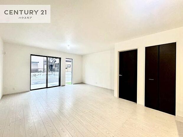 優しい陽だまりがリビングを包んでくれて居心地の良い空間を演出してくれます！自然と家族が集い会話が増える心地よい空間！