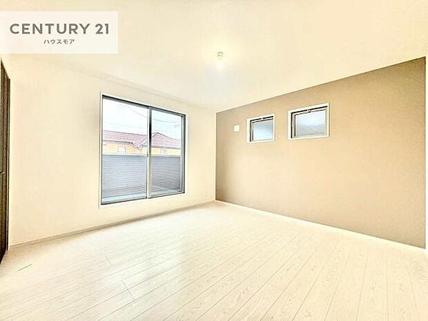 バルコニーに面した洋室。優しい光が差し込む洋室は、朝の目覚めも気持ちが良さそうですね。おうち時間もゆったりと過ごすことができます。