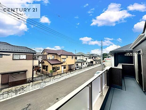 落ち着きある住宅街、周囲には高い建物がなく、緑が多く空が広く開放感があり、陽当りを大きく遮られることもありません。気持ちの良い風が通り抜ける街並みです。