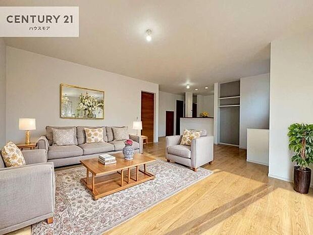 家具はCGパースです。開放感のある広々LDK！ソファーやダイニングテーブルを置いても窮屈にならないので快適に過ごせます！コミュニケーションが取りやすいリビングです！