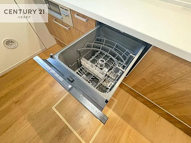 食洗機付き！忙しい時や冬場は手荒れ防止として大活躍します！ビルトイン仕様なので、場所も取らず調理スペースも広く使えて手際よく作業が出来ます！
