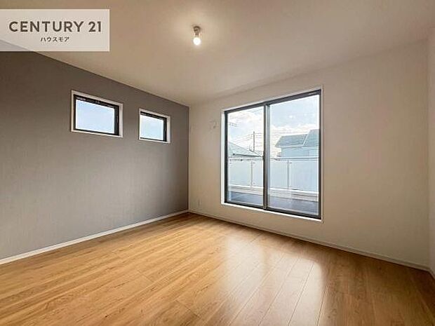 バルコニーに面している洋室です。明るく温もりがあり、換気もしっかりできます！朝起きて、外に出て背伸びをしつつ深呼吸をし良い朝を迎え入れることが出来そうですね！