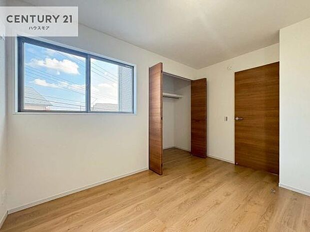 掃き出し窓がないお部屋は、お子様のお部屋としても安心です！収納スペースも充実しているので散らかったお部屋をサッと片付けられます！