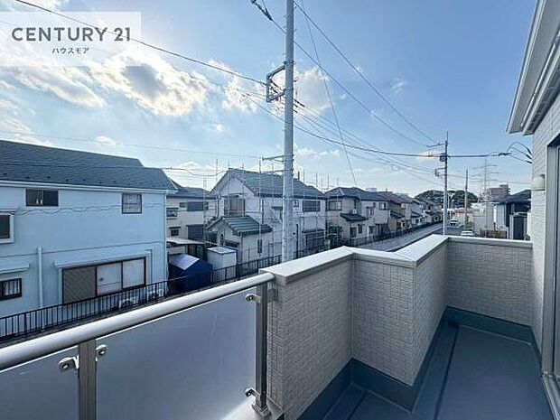 広々としているバルコニーです！お洗濯物を干すのはもちろん風に当たりながらくつろぎタイムが送れます！