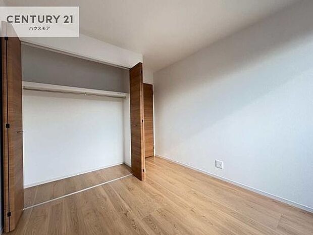 洋室は子供部屋や寝室、色々と用途多彩に利用できますね。収納力もたっぷりなので、広々気持ちよく過ごすことができます。