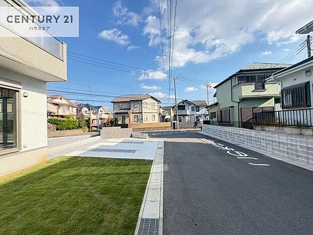 前面道路6ｍ×8ｍ！陽当り良好な立地です。車庫入れが苦手な方も安心ですね。