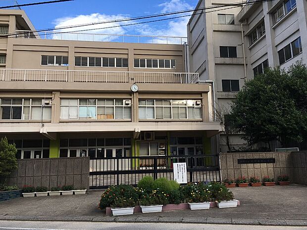 松戸市立六実第三小学校まで310m
