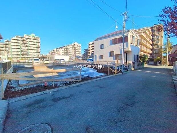 前面道路は4.5m!陽当り良好な立地です。車庫入れが苦手な方も安心ですね。