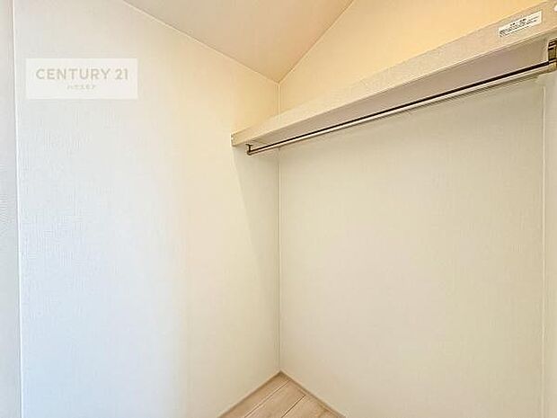 ウォークインクローゼット付きです。たくさんのお洋服などを収納しておけそうですね！他にも扇風機や加湿器など季節物の大きな家電も収納できます。(同仕様)