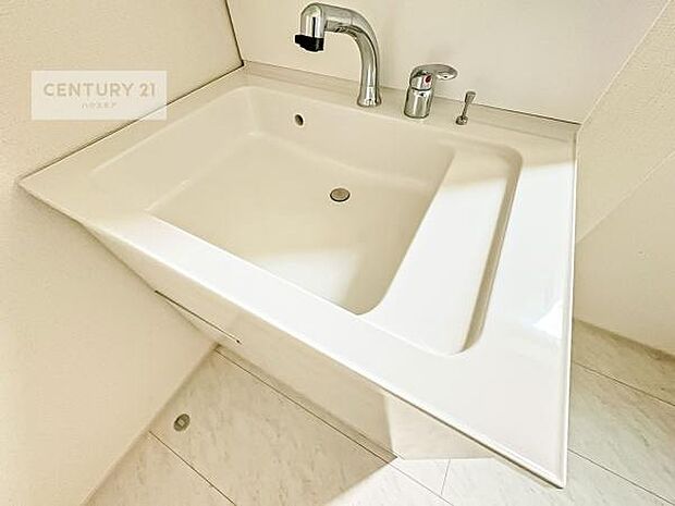 洗面台のボウルが深く床に水が跳ねにくいです！それにお掃除がしやすい使い勝手の良い白を基調とした清潔感のある洗面台で気持ちよくお使いいただけます！（同仕様）