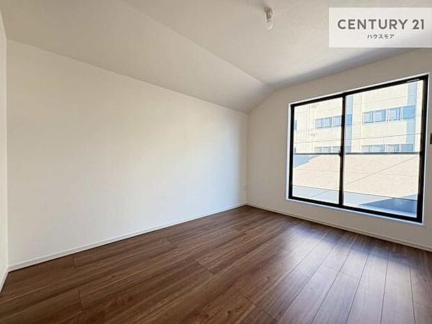 バルコニーに面している洋室です。明るく温もりがあり、換気もしっかりできます!朝起きて、外に出て背伸びをしつつ深呼吸をし良い朝を迎え入れることができます。