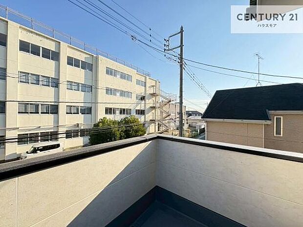 広々としたバルコニーで一日の始まりをスタート!お洗濯ものをたっぷり気持ちよく干せます!