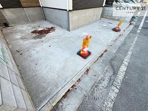 駐車スペースは2台分あります!セカンドカーはもちろん、バイクや自転車なども置き場所に困りません。