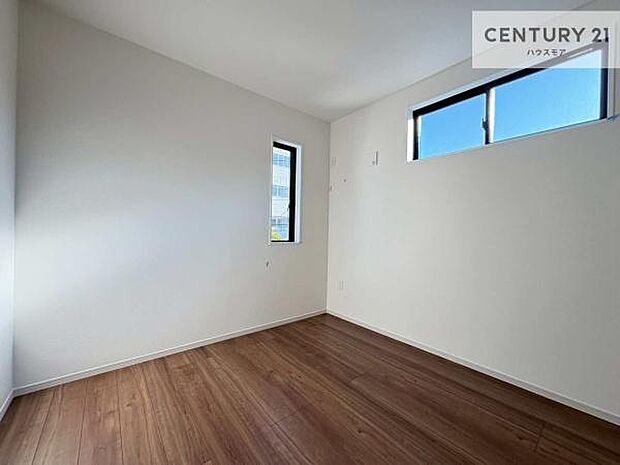 2面採光を確保した明るい室内は、風通しも良く、明るく大変居心地の良い空間となっております。リラックスして過ごせる心地の良いお部屋です!朝の目覚めがスッキリしますね!