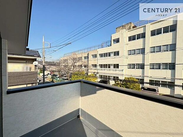 晴れた日には青い空を見渡せる開放的な時間を楽しめます。気持ちの良い風が通り抜ける街並みです!