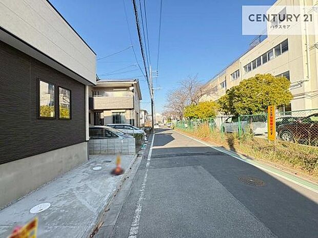 前面道路6m!陽当り良好な立地です。車庫入れが苦手な方も安心ですね。