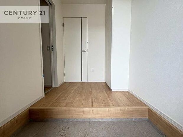 疲れて帰ってきても、ただいま！を言いたくなる、優しく迎え入れてくれる空間になっています。明るく温もり溢れる玄関です！