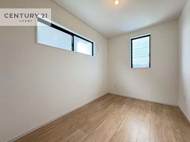 掃き出し窓がないお部屋は、お子様のお部屋としても安心です！収納スペースも充実しているので散らかったお部屋をサッと片付けられます！