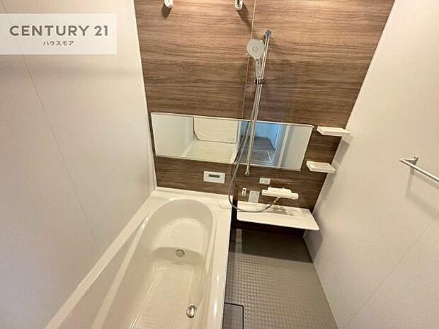 落ち着きある大人の雰囲気のバスルームは、味が出ていてバスタイムが充実！お仕事頑張っているご褒美にお好みの匂いの入浴剤を入れて、楽しんでみてはいかがでしょうか？