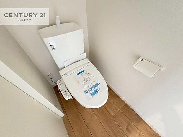 1・2階にトイレがございます！朝の忙しい時間帯も待たずにすみそうですね。白を基調とした清潔感のあるトイレでお手入れがしやすいです！