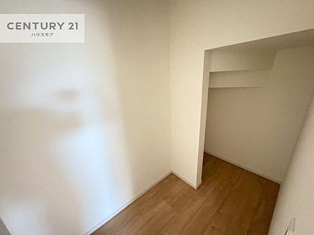 ウォークインクローゼット付きです。たくさんのお洋服などを収納しておけそうですね！他にも扇風機や加湿器など季節物の大きな家電も収納できます。