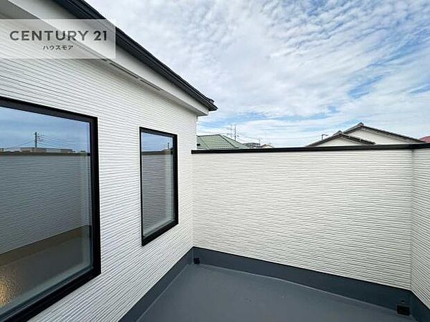 陽当たり良好なバルコニーです！晴れた日には青い空を見渡せる開放的な時間を楽しめます。