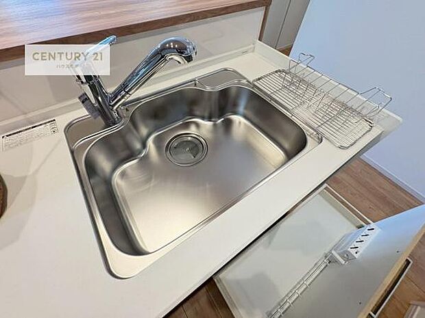 ワイドなシンクですね！水が跳ねにくく洗物がしやすい家事が楽々仕様のシステムキッチンです！デザイン性と機能性を兼ねたキッチンで清潔感がありますね！