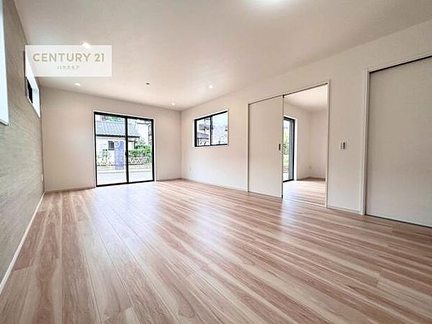 大きな窓からたっぷりの陽ざしが入る明るいリビング。開放感のあるリビングで家族団らんのくつろぎの時間を過ごせます。【現地販売会開催中】