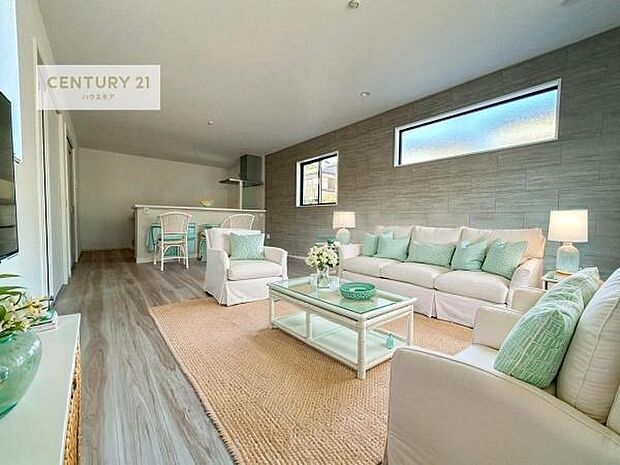 家具はCGパースです。心地良いリビングは家族が自然と集まります。家族団欒の時間が増えそうです。ご家族と、より一層充実した時間を過ごせそうですね。明るく開放的な空間です。【現地販売会開催中】