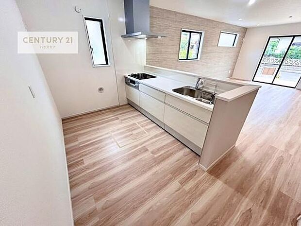 大人気の対面式システムキッチンを採用しています！ご家族のコミュニケーションが自然と増える設計です。お子様にも目が届くので嬉しいですね。収納力もあります！【現地販売会開催中】