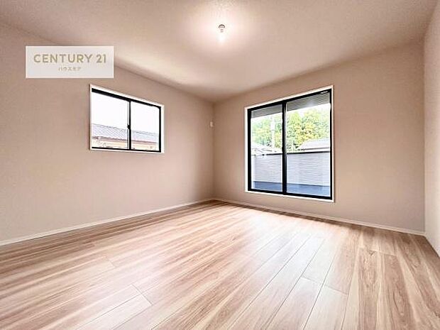 バルコニーに面した洋室。優しい光が差し込む洋室は、朝の目覚めも気持ちが良さそうですね。おうち時間もゆったりと過ごすことができます。【現地販売会開催中】